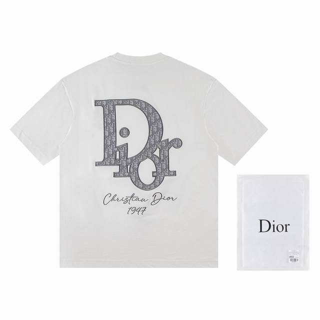 一首批.散单+10 迪奥Dior*2025最新款短袖 材质:采用高版本300G双纱精梳棉 尺寸:S M L Xl 颜色:黑色 白色 款号:W2639