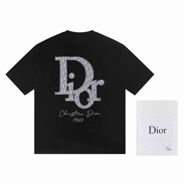 一首批.散单+10 迪奥Dior*2025最新款短袖 材质:采用高版本300G双纱精梳棉 尺寸:S M L Xl 颜色:黑色 白色 款号:W2639
