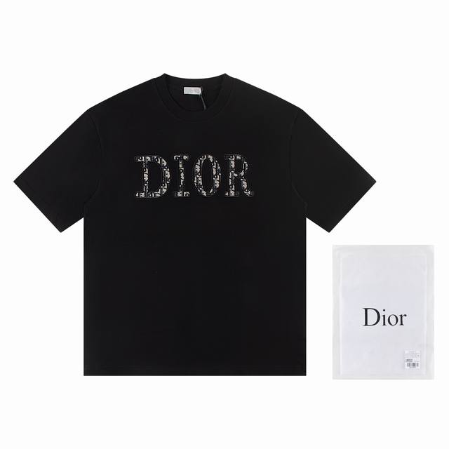 一首批.散单+10 迪奥Dior*2025最新款短袖 材质:采用高版本300G双纱精梳棉 尺寸:S M L Xl 颜色:黑色 白色 款号:W2604