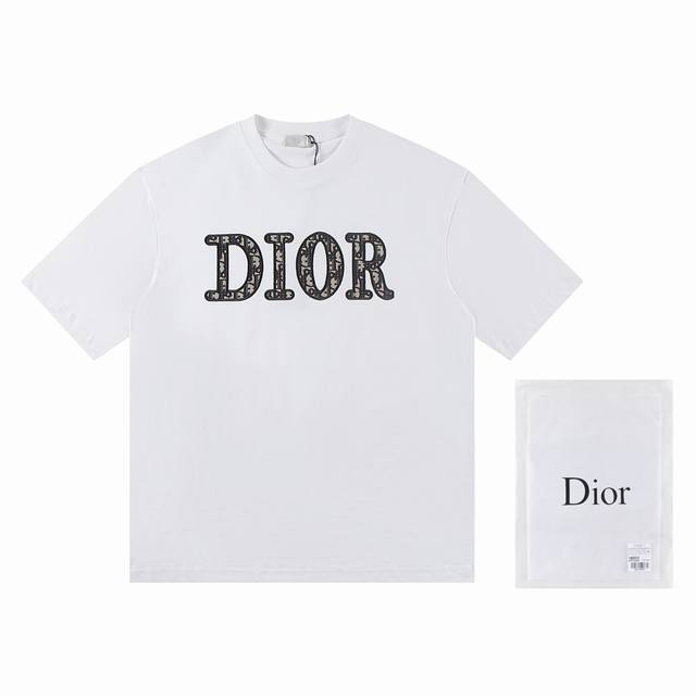 一首批.散单+10 迪奥Dior*2025最新款短袖 材质:采用高版本300G双纱精梳棉 尺寸:S M L Xl 颜色:黑色 白色 款号:W2604