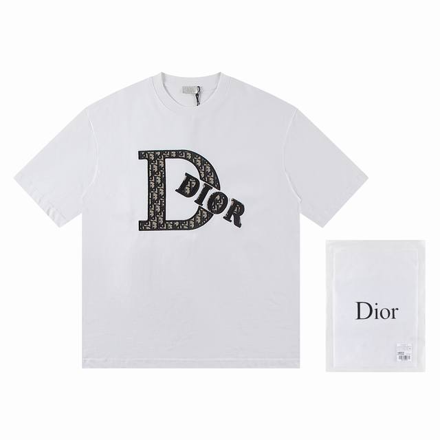 一首批.散单拿10 迪奥Dior*2025最新款短袖 材质:采用高版本300G双纱精梳棉 尺寸:S M L Xl 颜色:黑色 白色 款号:W2605