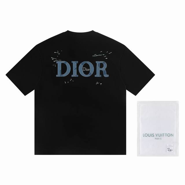 一首批.散单+10 迪奥Dior*2025最新款短袖 材质:采用高版本300G双纱精梳棉 尺寸:S M L Xl 颜色:黑色 白色 款号:W2662