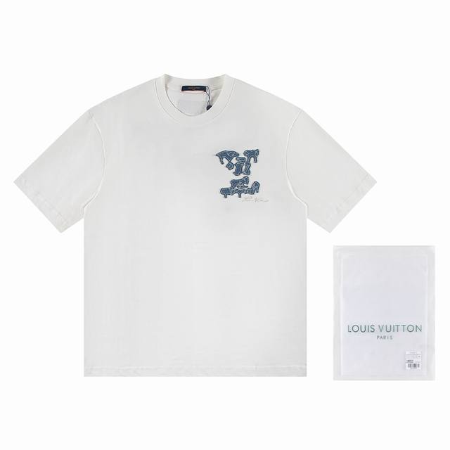 一首批.散单+10 Louis Vuitto*2025最新款短袖T恤 牛子布刺绣 材质:采用高版本300G双纱精梳棉 尺寸:S M L Xl 颜色:黑白 款号: