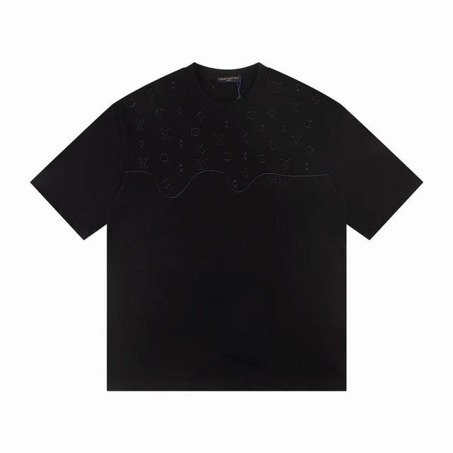 价格p： 一首起批.散单+10 款式：2025新款Louis Vuitton短袖T恤 材质：高版本300G双纱精梳棉 尺码： S～Xl 颜色：黑色 款号：Z03