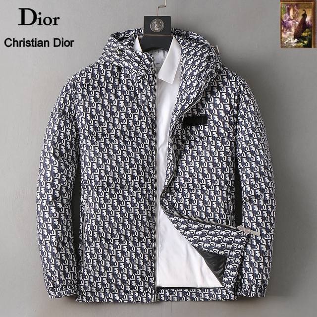 迪奥 2025秋冬新款羽绒服。这款号称羽绒服届最贵的，全部90绒的。带着经典的Logo组合搭配，第一眼看到就是满满的视觉冲击，保暖性能更出色，轻便不厚重，且压缩