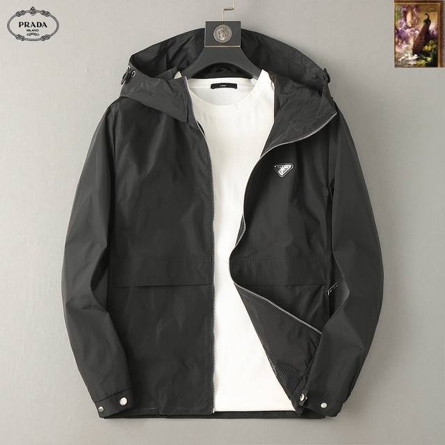 普拉达 2025开秋新款男士夹克外套，原单三标齐全高端版本！专柜定制面料 透气舒适度高，细节无可挑剔，品牌元素设计理念，专业代购级体现高品质。手感细腻柔软！呈现