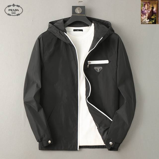 普拉达 2025开秋新款男士夹克外套，原单三标齐全高端版本！专柜定制面料 透气舒适度高，细节无可挑剔，品牌元素设计理念，专业代购级体现高品质。手感细腻柔软！呈现