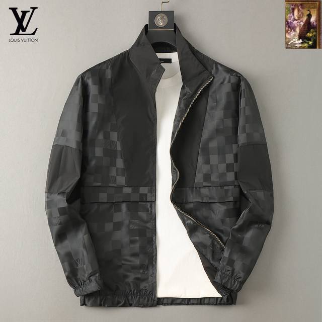 Lv 2025开秋新款男士夹克外套，原单三标齐全高端版本！专柜定制面料 透气舒适度高，细节无可挑剔，品牌元素设计理念，专业代购级体现高品质。手感细腻柔软！呈现休