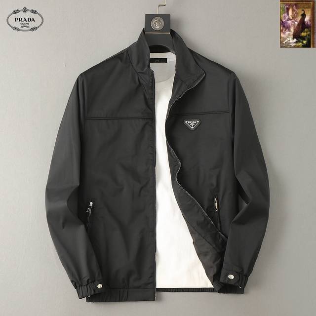 普拉达 2025开秋新款男士夹克外套，原单三标齐全高端版本！专柜定制面料 透气舒适度高，细节无可挑剔，品牌元素设计理念，专业代购级体现高品质。手感细腻柔软！呈现