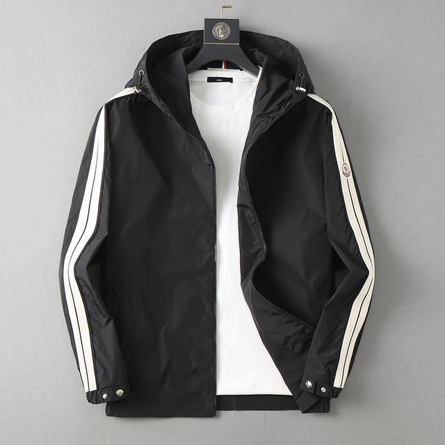 蒙口 2025开秋新款男士夹克外套，原单三标齐全高端版本！专柜定制面料 透气舒适度高，细节无可挑剔，品牌元素设计理念，专业代购级体现高品质。手感细腻柔软！呈现休