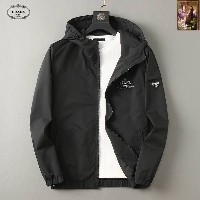 普拉达 2025开秋新款男士夹克外套，原单三标齐全高端版本！专柜定制面料 透气舒适度高，细节无可挑剔，品牌元素设计理念，专业代购级体现高品质。手感细腻柔软！呈现