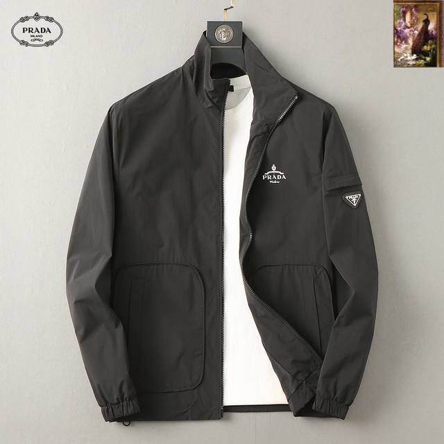 普拉达 2025开秋新款男士夹克外套，原单三标齐全高端版本！专柜定制面料 透气舒适度高，细节无可挑剔，品牌元素设计理念，专业代购级体现高品质。手感细腻柔软！呈现