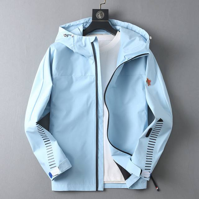 蒙口 2025开秋新款男士夹克外套，原单三标齐全高端版本！专柜定制面料 透气舒适度高，细节无可挑剔，品牌元素设计理念，专业代购级体现高品质。手感细腻柔软！呈现休