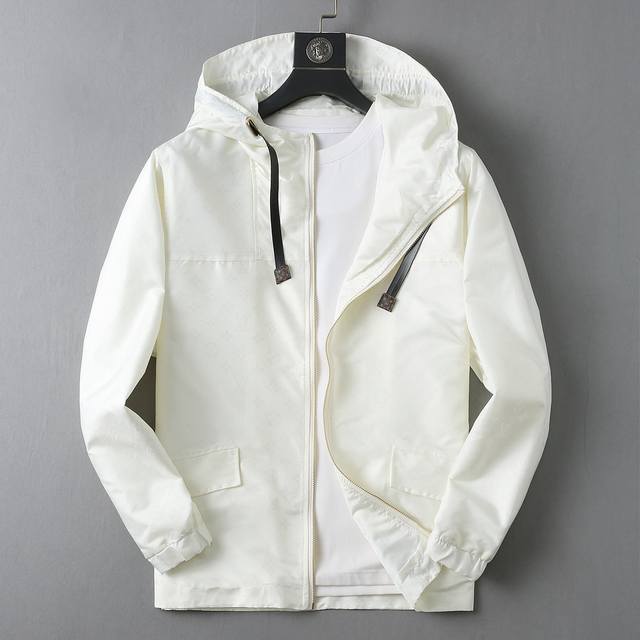 Lv 2025开秋新款男士夹克外套，原单三标齐全高端版本！专柜定制面料 透气舒适度高，细节无可挑剔，品牌元素设计理念，专业代购级体现高品质。手感细腻柔软！呈现休