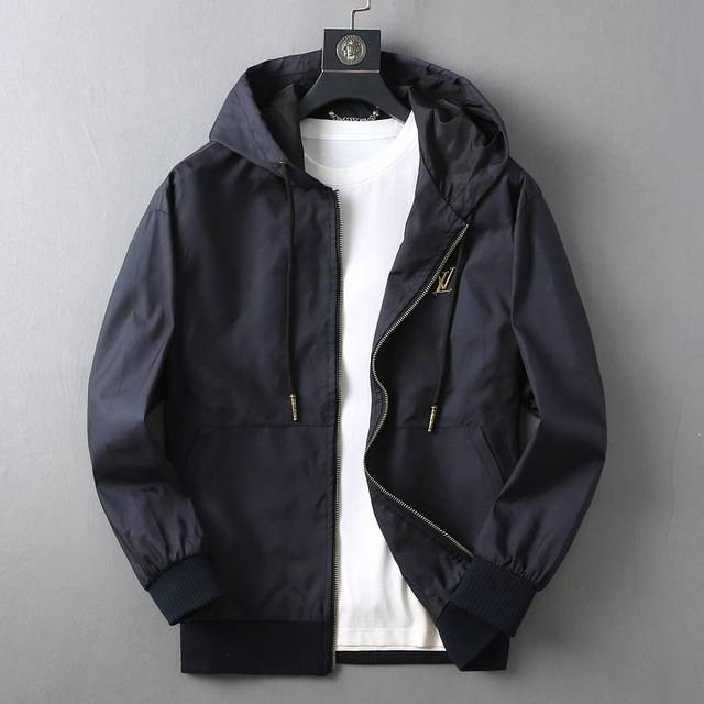 Lv 2025开秋新款男士夹克外套，原单三标齐全高端版本！专柜定制面料 透气舒适度高，细节无可挑剔，品牌元素设计理念，专业代购级体现高品质。手感细腻柔软！呈现休