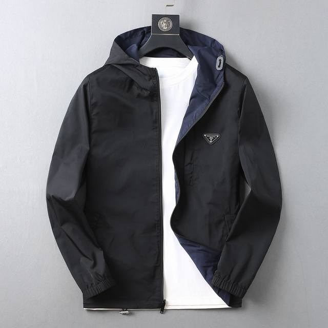 普拉达 双面穿，2025开秋新款男士夹克外套，原单三标齐全高端版本！专柜定制面料 透气舒适度高，细节无可挑剔，品牌元素设计理念，专业代购级体现高品质。手感细腻柔