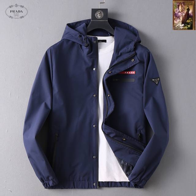 普拉达 2025开秋新款男士夹克外套，原单三标齐全高端版本！专柜定制面料 透气舒适度高，细节无可挑剔，品牌元素设计理念，专业代购级体现高品质。手感细腻柔软！呈现