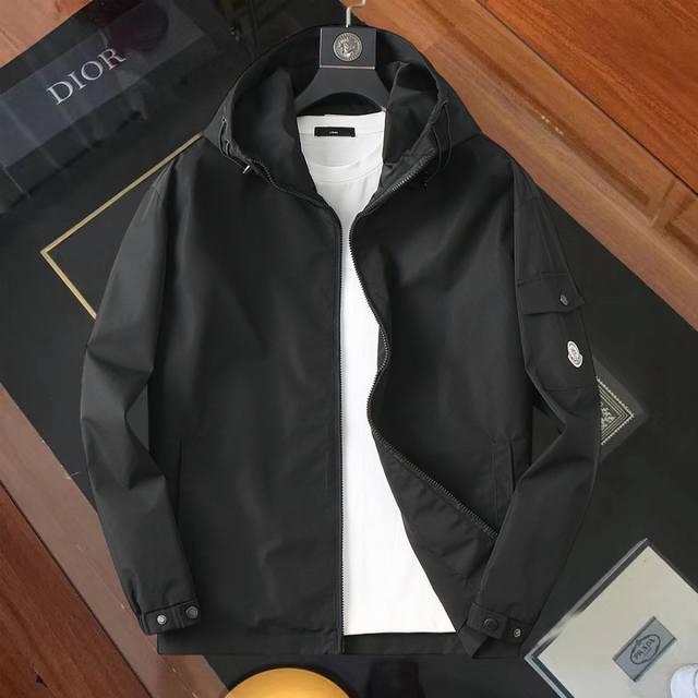 蒙口 官网同款！2025春秋新款牛仔男士夹克外套，原单三标齐全高端版本！专柜定制面料 透气舒适度高，细节无可挑剔，品牌元素设计理念，体现高品质。手感细腻柔软！呈