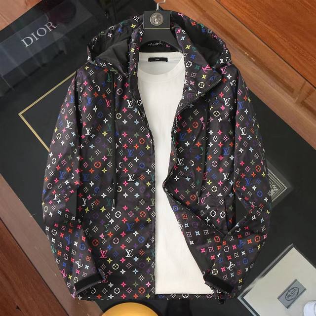 路易威登Lv 官网同款！2025春秋新款牛仔男士夹克外套，原单三标齐全高端版本！专柜定制面料 透气舒适度高，细节无可挑剔，品牌元素设计理念，体现高品质。手感细腻