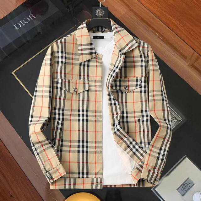 巴宝莉 官网同款！2025春秋新款牛仔男士夹克外套，原单三标齐全高端版本！专柜定制面料 透气舒适度高，细节无可挑剔，品牌元素设计理念，体现高品质。手感细腻柔软！