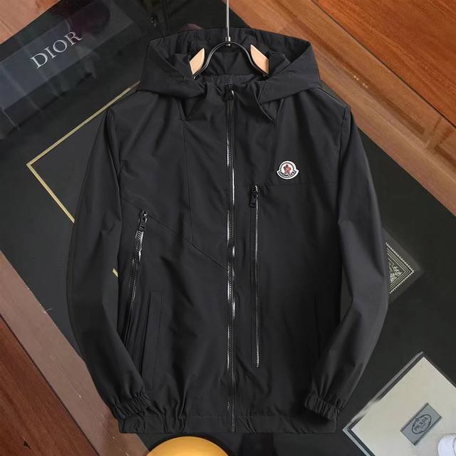 蒙口 官网同款！2025春秋新款男士夹克外套，原单三标齐全高端版本！专柜定制面料 透气舒适度高，细节无可挑剔，品牌元素设计理念，体现高品质。手感细腻柔软！呈现休