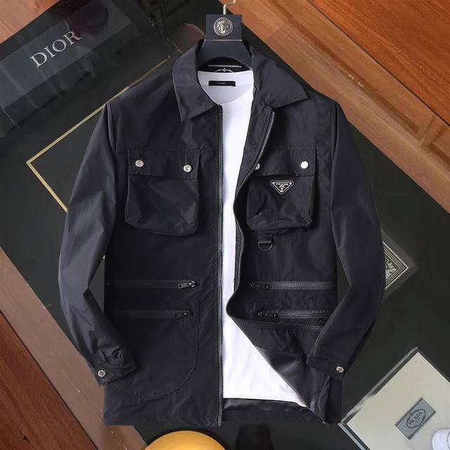 普拉达 官网同款！2025春秋新款男士夹克外套，原单三标齐全高端版本！专柜定制面料 透气舒适度高，细节无可挑剔，品牌元素设计理念，体现高品质。手感细腻柔软！呈现