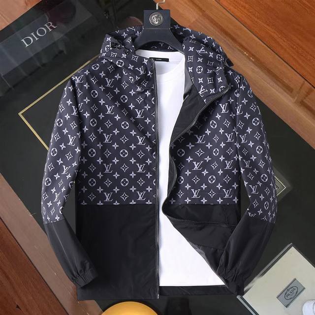 路易威登Lv 官网同款！2025春秋新款男士夹克外套，原单三标齐全高端版本！专柜定制面料 透气舒适度高，细节无可挑剔，品牌元素设计理念，体现高品质。手感细腻柔软