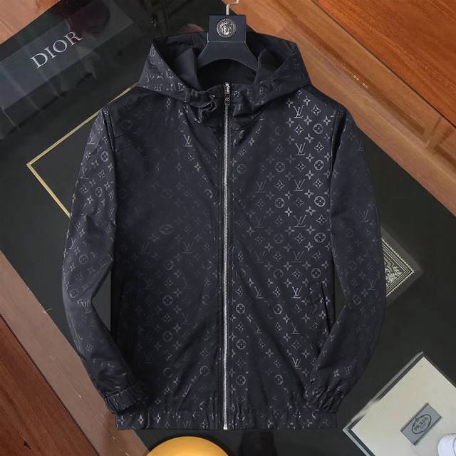 路易威登Lv 官网同款！2025春秋新款男士夹克外套，原单三标齐全高端版本！专柜定制面料 透气舒适度高，细节无可挑剔，品牌元素设计理念，体现高品质。手感细腻柔软