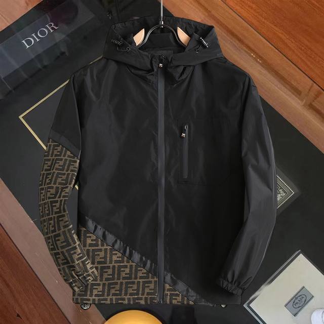 芬迪 官网同款！2025春秋新款男士夹克外套，原单三标齐全高端版本！专柜定制面料 透气舒适度高，细节无可挑剔，品牌元素设计理念，体现高品质。手感细腻柔软！呈现休