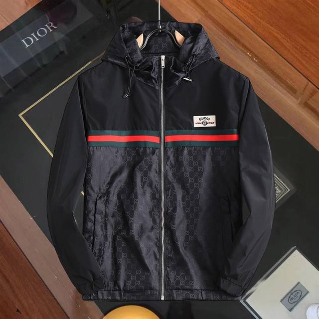古驰 官网同款！2025春秋新款男士夹克外套，原单三标齐全高端版本！专柜定制面料 透气舒适度高，细节无可挑剔，品牌元素设计理念，体现高品质。手感细腻柔软！呈现休