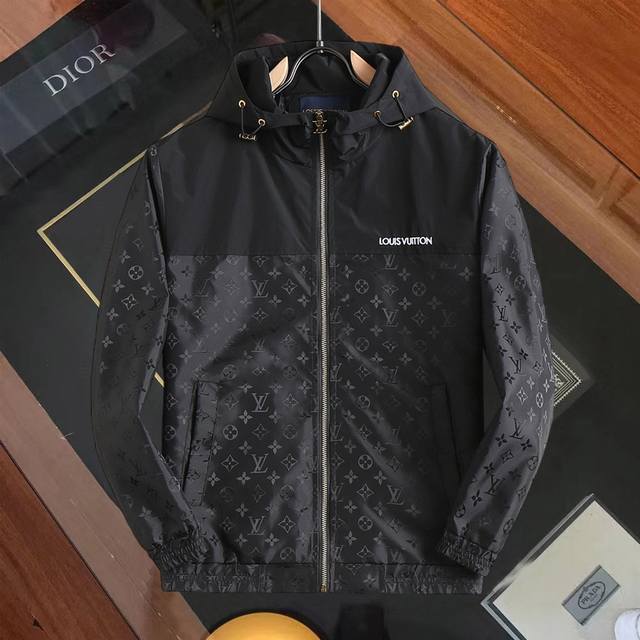 路易威登Lv 官网同款！2025春秋新款男士夹克外套，原单三标齐全高端版本！专柜定制面料 透气舒适度高，细节无可挑剔，品牌元素设计理念，体现高品质。手感细腻柔软