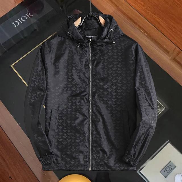 阿玛尼 官网同款！2025春秋新款男士夹克外套，原单三标齐全高端版本！专柜定制面料 透气舒适度高，细节无可挑剔，品牌元素设计理念，体现高品质。手感细腻柔软！呈现