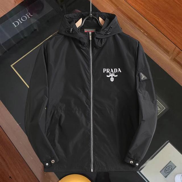 普拉达 官网同款！2025春秋新款男士夹克外套，原单三标齐全高端版本！专柜定制面料 透气舒适度高，细节无可挑剔，品牌元素设计理念，体现高品质。手感细腻柔软！呈现