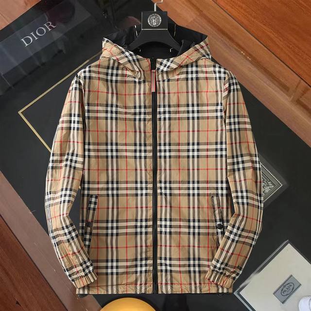 巴宝莉 2025春秋新款男士夹克外套，原单三标齐全高端版本！专柜同步定制面料 透气舒适度高，细节无可挑剔，品牌元素设计理念，专业代购级体现高品质。手感细腻柔软！