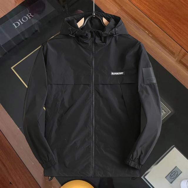 巴宝莉 官网同款！2025春秋新款男士夹克外套，原单三标齐全高端版本！专柜定制面料 透气舒适度高，细节无可挑剔，品牌元素设计理念，体现高品质。手感细腻柔软！呈现