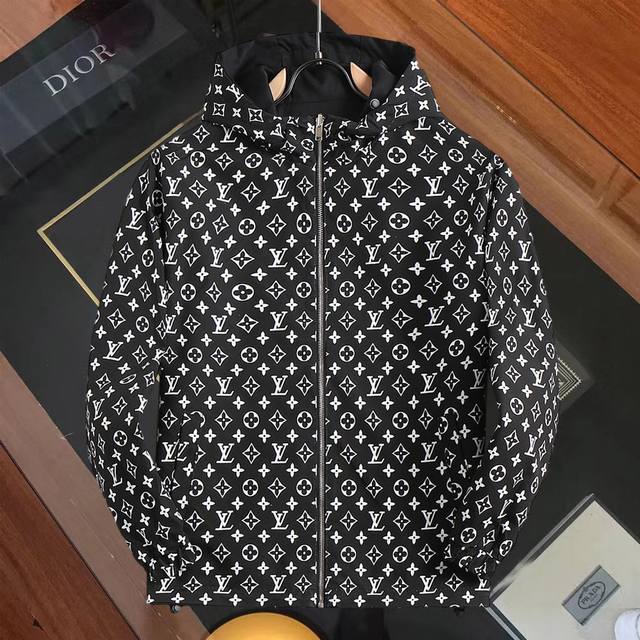 路易威登Lv 官网同款！2025春秋新款男士夹克外套，原单三标齐全高端版本！专柜定制面料 透气舒适度高，细节无可挑剔，品牌元素设计理念，体现高品质。手感细腻柔软