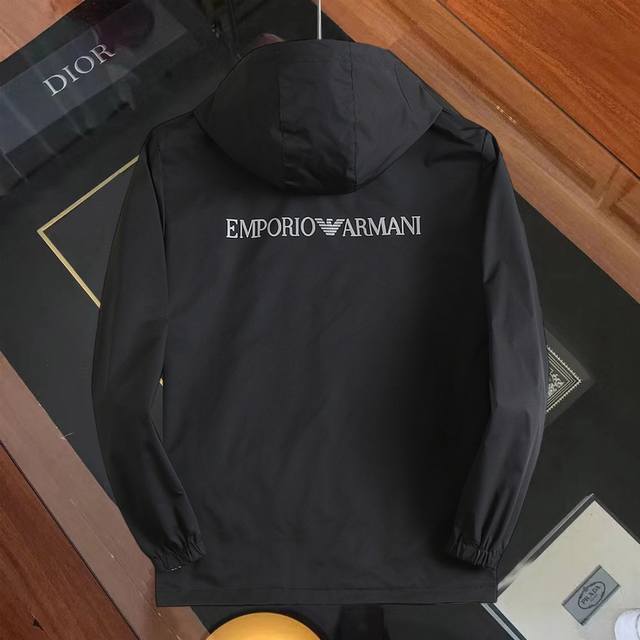 阿玛尼 官网同款！2025春秋新款男士夹克外套，原单三标齐全高端版本！专柜定制面料 透气舒适度高，细节无可挑剔，品牌元素设计理念，体现高品质。手感细腻柔软！呈现