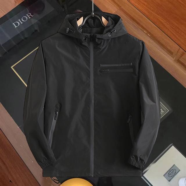 普拉达 官网同款！2025春秋新款男士夹克外套，原单三标齐全高端版本！专柜定制面料 透气舒适度高，细节无可挑剔，品牌元素设计理念，体现高品质。手感细腻柔软！呈现