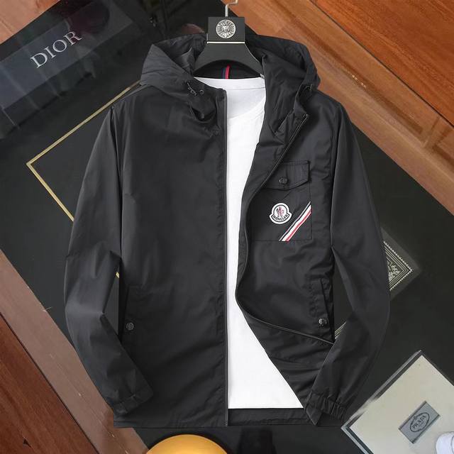 蒙口 官网同款！2025春秋新款男士夹克外套，原单三标齐全高端版本！专柜定制面料 透气舒适度高，细节无可挑剔，品牌元素设计理念，体现高品质。手感细腻柔软！呈现休