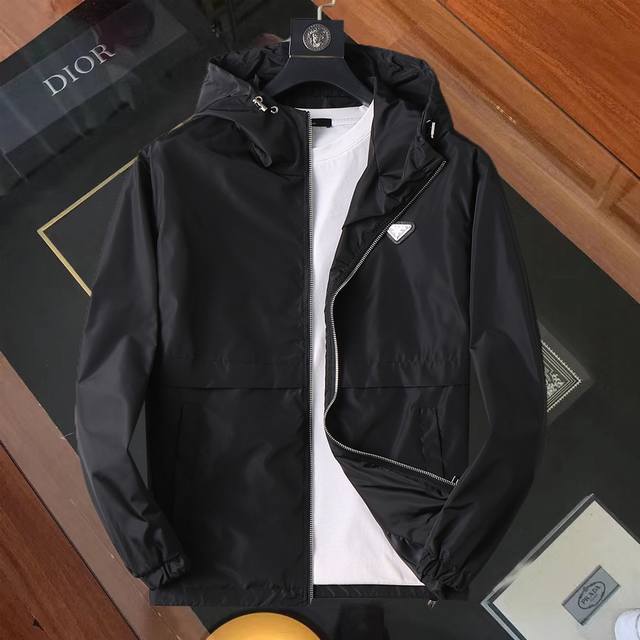 普拉达 官网同款！2025春秋新款男士夹克外套，原单三标齐全高端版本！专柜定制面料 透气舒适度高，细节无可挑剔，品牌元素设计理念，体现高品质。手感细腻柔软！呈现