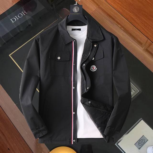 蒙口 官网同款！2025春秋新款男士夹克外套，原单三标齐全高端版本！专柜定制面料 透气舒适度高，细节无可挑剔，品牌元素设计理念，体现高品质。手感细腻柔软！呈现休