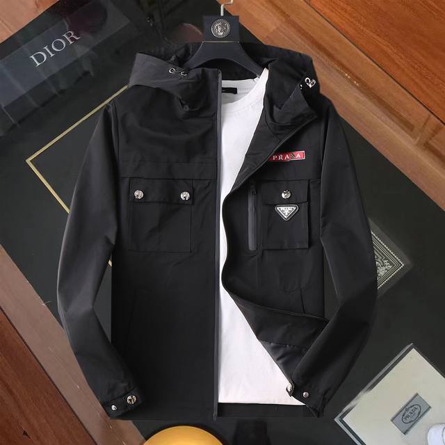 普拉达 官网同款！2025春秋新款男士夹克外套，原单三标齐全高端版本！专柜定制面料 透气舒适度高，细节无可挑剔，品牌元素设计理念，体现高品质。手感细腻柔软！呈现
