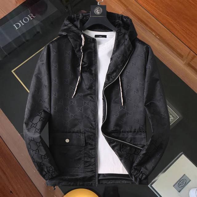 古驰 官网同款！2025春秋新款男士夹克外套，原单三标齐全高端版本！专柜定制面料 透气舒适度高，细节无可挑剔，品牌元素设计理念，体现高品质。手感细腻柔软！呈现休