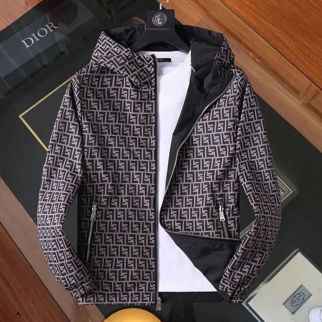 芬迪 官网同款！2025春秋新款男士夹克外套，原单三标齐全高端版本！专柜定制面料 透气舒适度高，细节无可挑剔，品牌元素设计理念，体现高品质。手感细腻柔软！呈现休