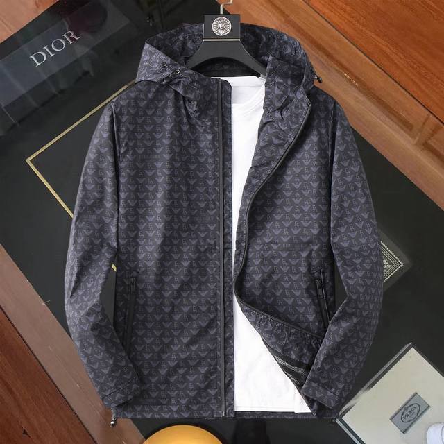 阿玛尼 官网同款！2025春秋新款男士夹克外套，原单三标齐全高端版本！专柜定制面料 透气舒适度高，细节无可挑剔，品牌元素设计理念，体现高品质。手感细腻柔软！呈现