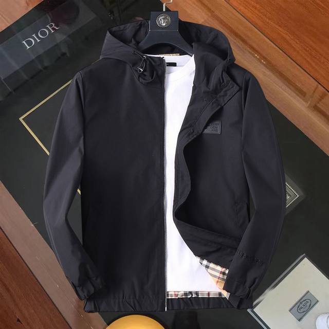 巴宝莉 官网同款！2025春秋新款男士夹克外套，原单三标齐全高端版本！专柜定制面料 透气舒适度高，细节无可挑剔，品牌元素设计理念，体现高品质。手感细腻柔软！呈现