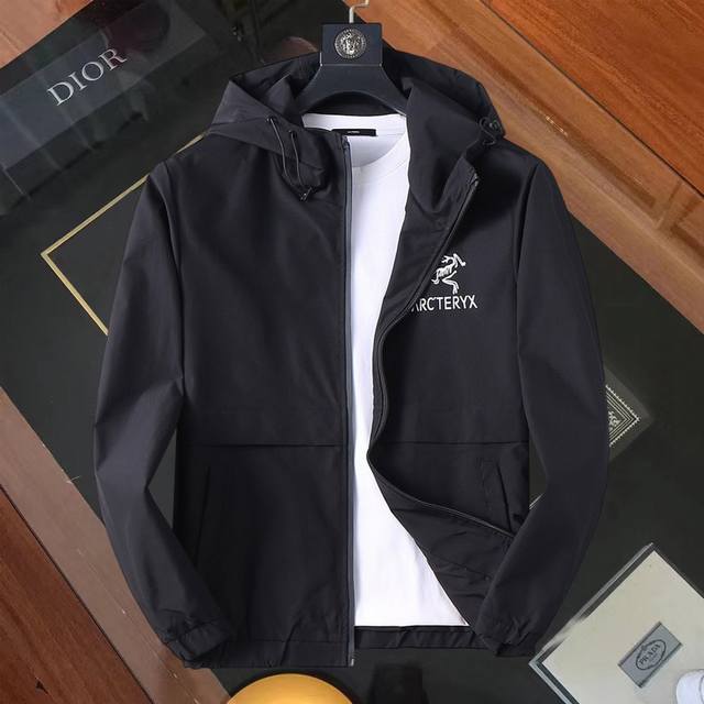 始祖鸟 官网同款！2025春秋新款男士夹克外套，原单三标齐全高端版本！专柜定制面料 透气舒适度高，细节无可挑剔，品牌元素设计理念，体现高品质。手感细腻柔软！呈现