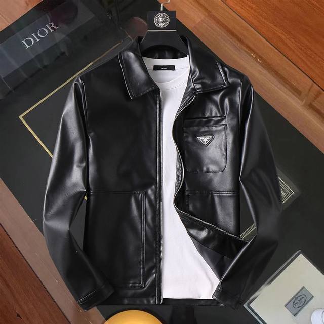 普拉达 官网同款！2025春秋皮衣新款男士夹克外套，原单三标齐全高端版本！专柜定制面料 透气舒适度高，细节无可挑剔，品牌元素设计理念，体现高品质。手感细腻柔软！