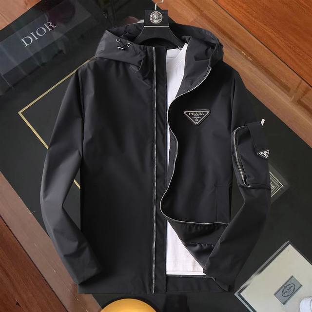 普拉达 官网同款！2025春秋新款男士夹克外套，原单三标齐全高端版本！专柜定制面料 透气舒适度高，细节无可挑剔，品牌元素设计理念，体现高品质。手感细腻柔软！呈现