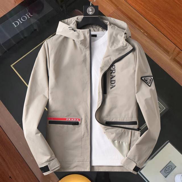 普拉达 官网同款！2025春秋新款男士夹克外套，原单三标齐全高端版本！专柜定制面料 透气舒适度高，细节无可挑剔，品牌元素设计理念，体现高品质。手感细腻柔软！呈现
